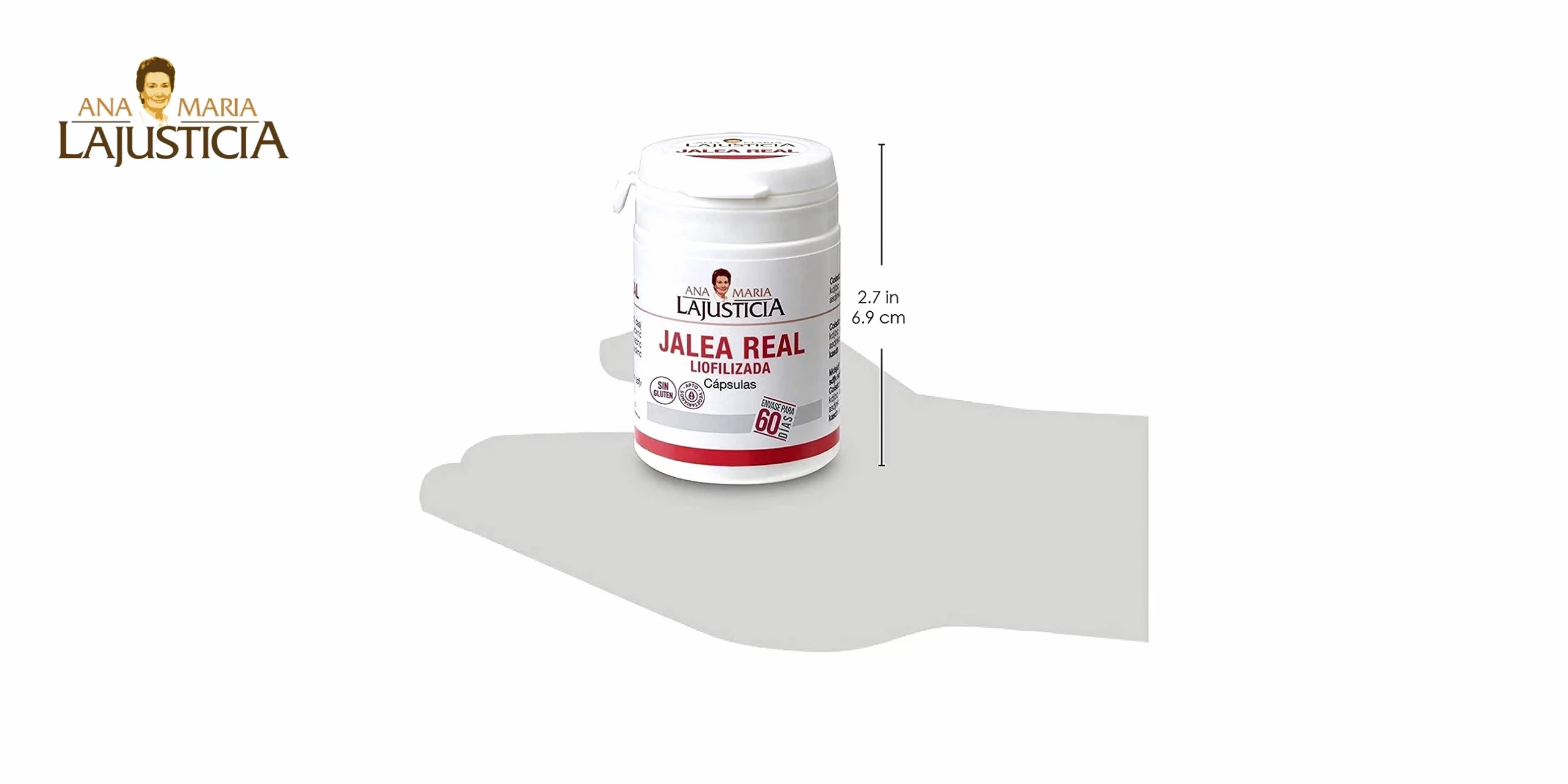 El bote de Jalea Real Liofilizada de Ana Maria Lajusticia es un complemento alimenticio que contiene jalea real liofilizada, una sustancia natural que producen las abejas y que tiene propiedades nutritivas y beneficiosas para la salud. El envase tiene un color blanco y una forma cilíndrica, con el logo de la marca y el nombre del producto en la parte frontal, en letras negras y rojas. En la parte trasera tiene una etiqueta con la información nutricional, los ingredientes y el modo de empleo. El bote contiene 60 cápsulas, que se presentan en un blíster transparente dentro del bote. El bote mide unos 10 cm de alto y unos 5 cm de diámetro, y pesa unos 100 g.