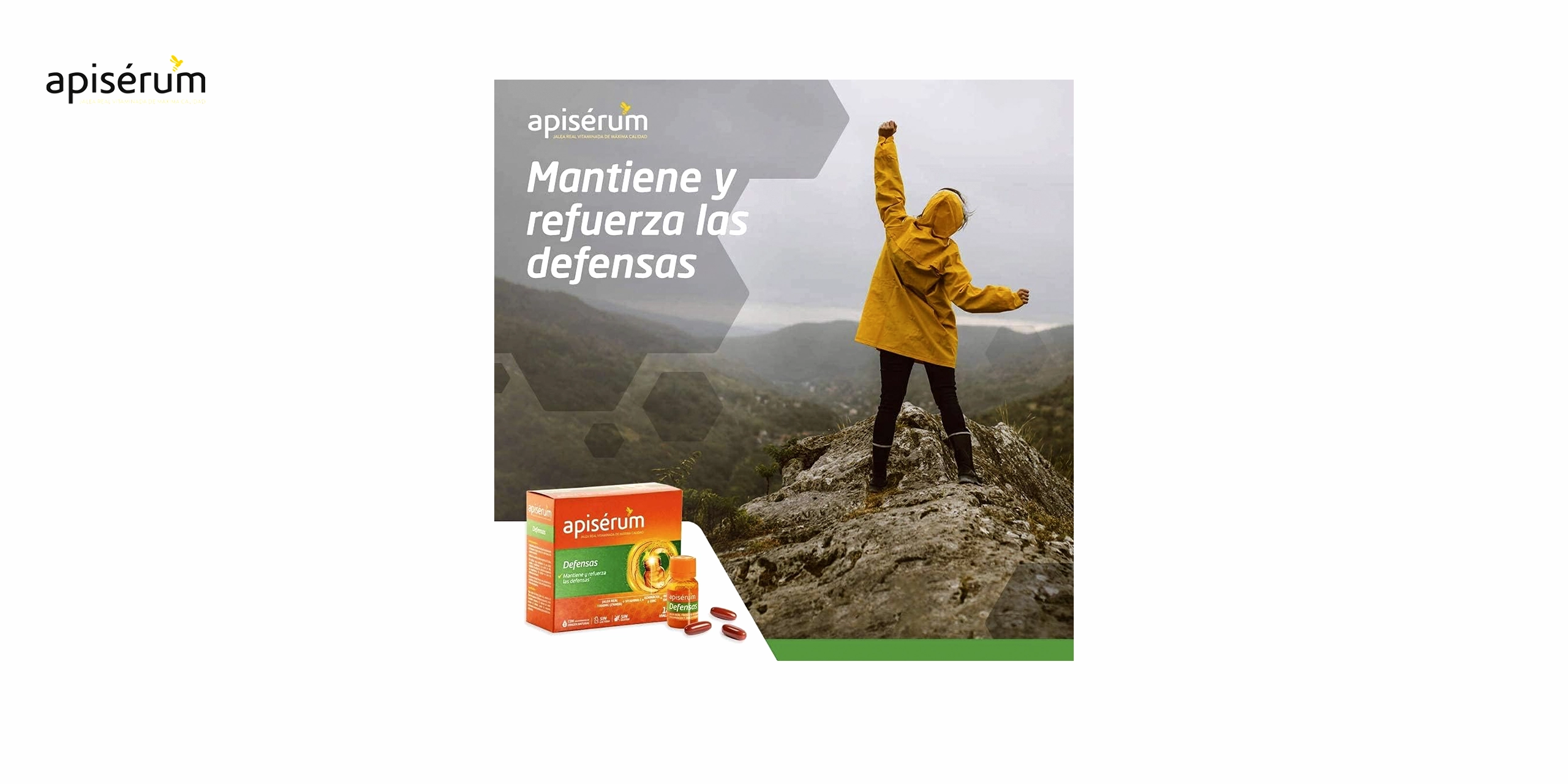 La caja de apiserum defensas es de color naranja con detalles en blanco y naranja. Tiene el nombre del producto en letras grandes y el logo de la marca en la esquina superior izquierda. En la parte frontal, se indica que contiene 90 cápsulas, que es un complemento alimenticio con jalea real, vitamina C, equinácea, zinc, reishi y shitake, y que ayuda a mantener y reforzar las defensas. En la parte trasera, se muestra la información nutricional, el modo de empleo, las precauciones y los ingredientes. La caja tiene un tamaño aproximado de 12 x 8 x 6 cm y un peso de 250 g. y se encuentra en la parte izquierda inferior. Toda la imagen es una mujer con un chuvasquero amarillo con el brazo levantado y victoriosa llena de vitalidad en lo alto de una rocas y de fondo montañas