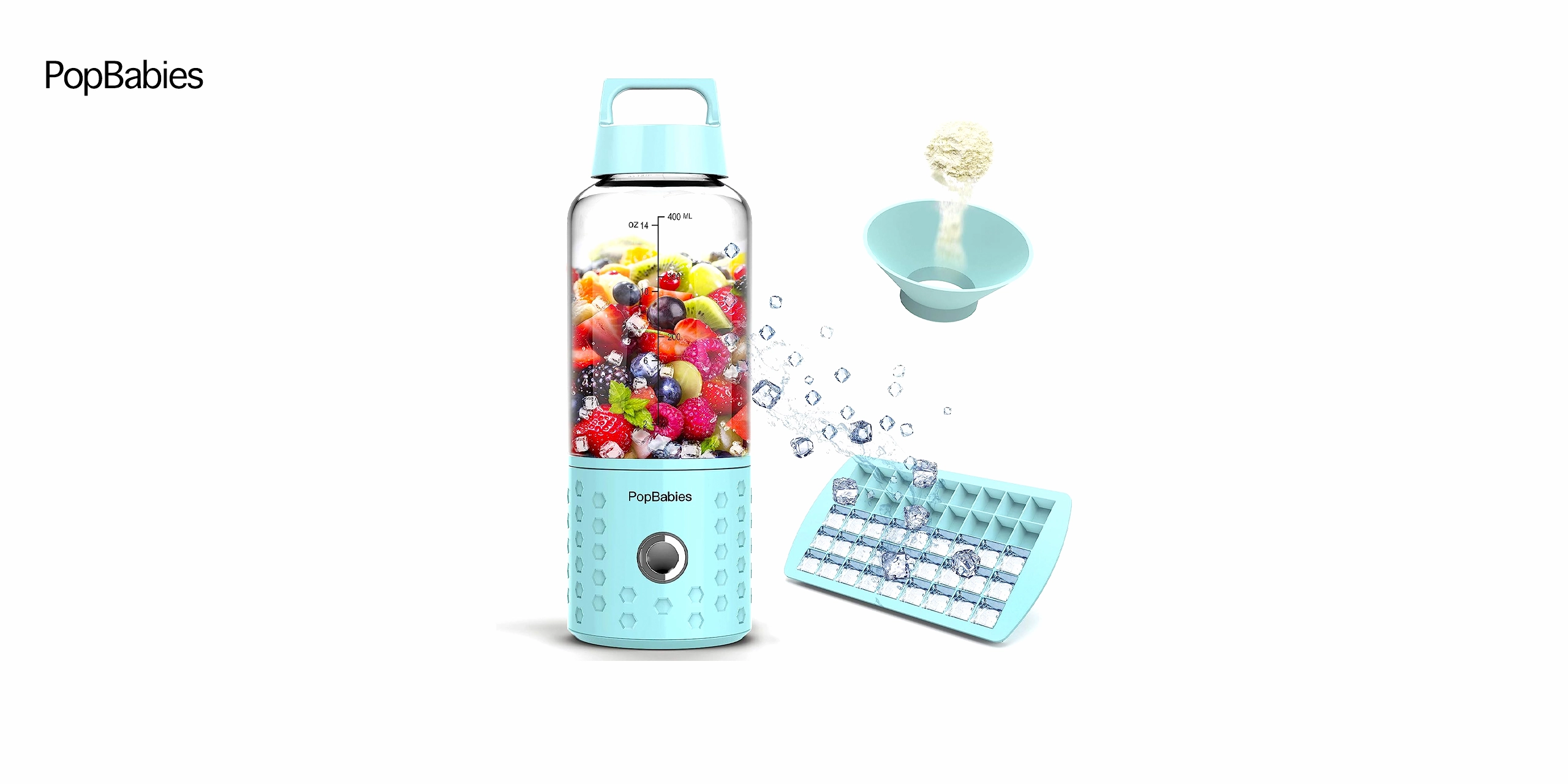 Una batidora portátil de color azul claro con un vaso transparente que contiene trozos de fruta fresca. Al lado hay una bandeja de hielo del mismo tono y un embudo de plástico blanco. El fondo es blanco y limpio