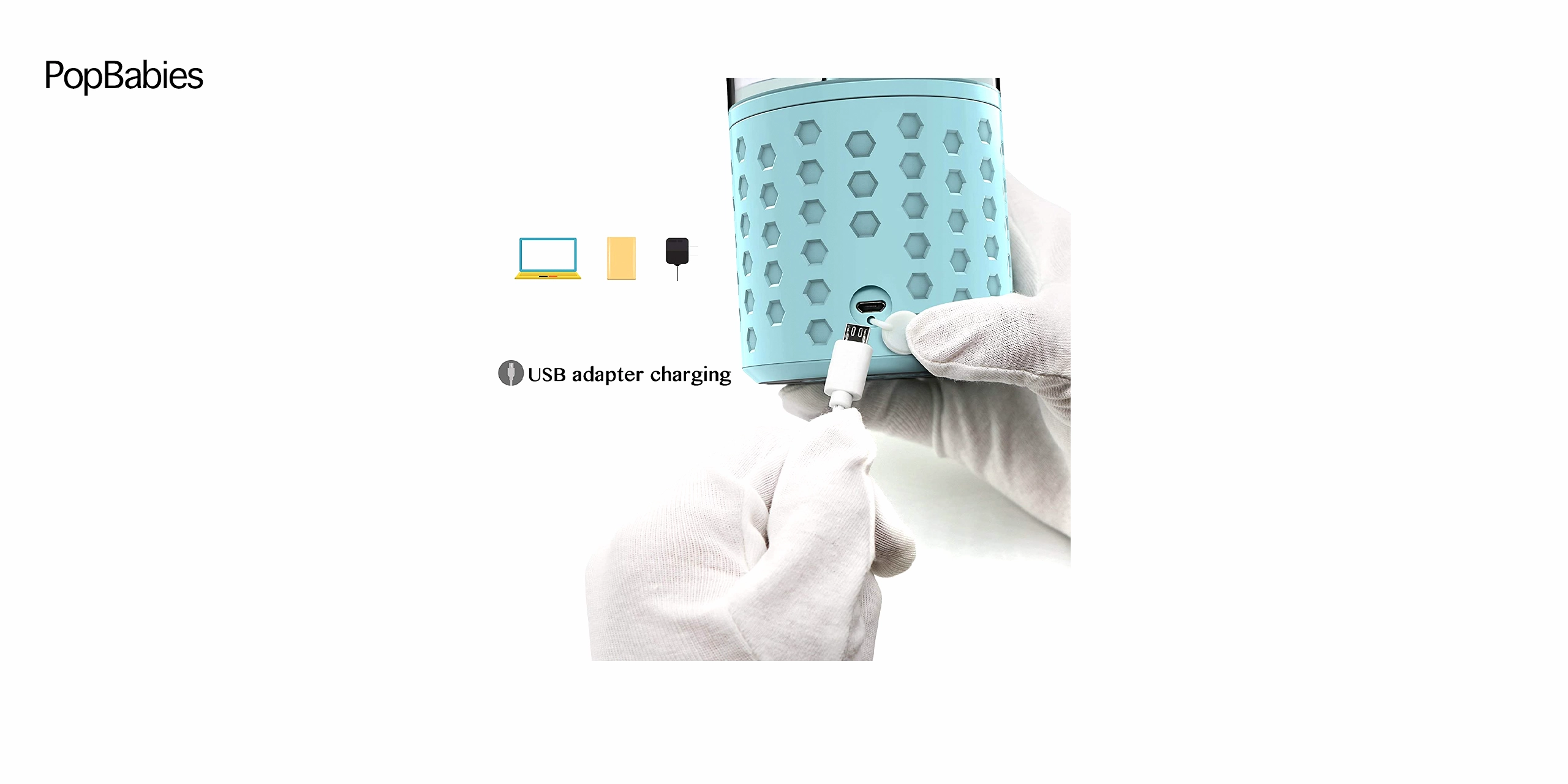 Una batidora portátil de color azul claro con un vaso transparente que contiene trozos de fruta fresca. Al lado hay una bandeja de hielo del mismo tono y un embudo de plástico blanco. El fondo es blanco y limpio